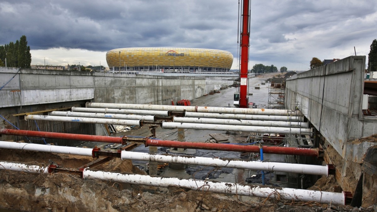 Jest już po drugiej stronie Martwej Wisły, a specjaliści przygotowują ją do zakończenia drążenia pierwszej nitki tunelu. Maszyna TBM pokonała już ponad 830 metrów pod ziemią oraz pod wodą. Teraz, ze względu na trudny grunt, spowolniła pracę.