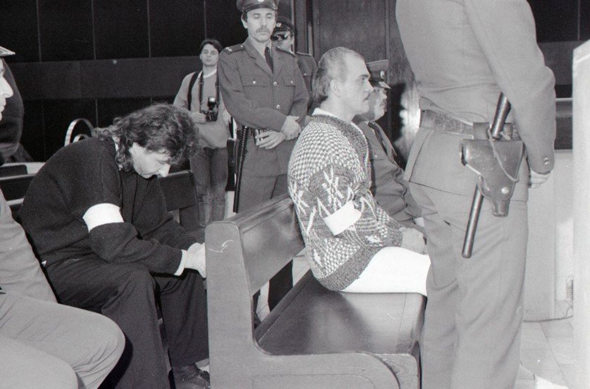 Na archívnej snímke zo 17. januára 1992 obžalovaní Ján Molnár (druhý sprava) a Ľubor Masár (sklonená hlava), ktorých  Mestský súd v Bratislave na hlavnom pojednávaní odsúdil na mimoriadny trest - doživotie, s výkonom v tretej nápravnej skupine.
