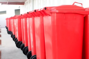 Nowe kontenery na tekstylia. Nie trzeba już będzie jeździć do PSZOK, by oddać zniszczone ubrania?