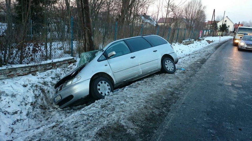 Zasnął za kierownicą. Zatrzymał się w rowie