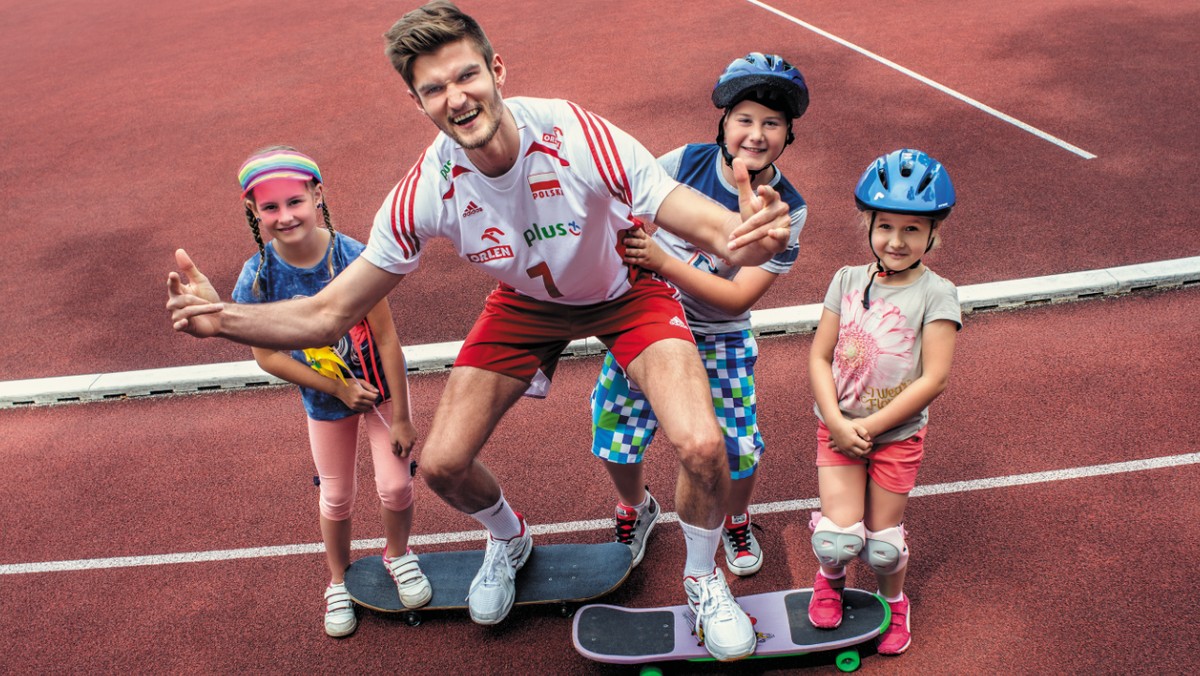 Reprezentanci Polski w piłce siatkowej mężczyzn Bartosz Bednorz, Mateusz Bieniek, Rafał Buszek, Fabian Drzyzga, Karol Kłos, Dawid Konarski, Michał Kubiak, Bartosz Kurek, Grzegorz Łomacz, Mateusz Mika, Marcin Możdżonek, Piotr Nowakowski i Paweł Zatorski oraz trenerzy Stéphane Antiga i Philippe Blain już po raz piąty wsparli charytatywną inicjatywę Fundacji Herosi i zostali bohaterami wyjątkowego kalendarza na rzecz dzieci walczących z rakiem.