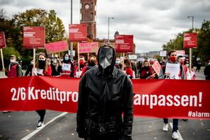 Demonstranci wzywają rząd niemiecki do poprawy przepisów dotyczących organizowania imprez, Berlin, 28 października 2020 r.