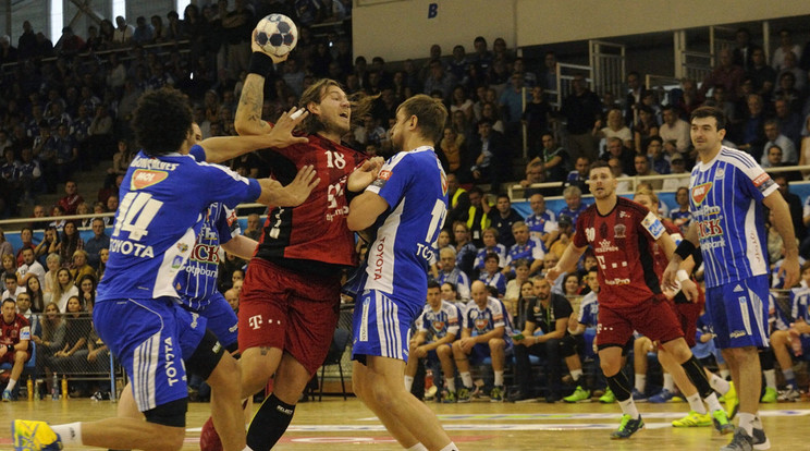 Andreas Nilsson (labdával) és veszprémi társai hazai pályán törnék meg a Szeged veretlenségi sorozatát / Fotó: MTI-Kelemen Zoltán Gergely