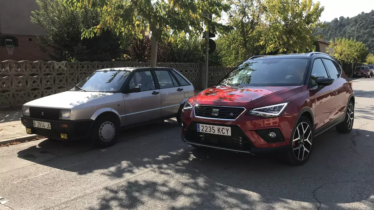 Kawał historii. Pierwsza Ibiza powstała w 1984 roku w czasach kooperacji z Fiatem (spokrewniona z modelem Ritmo). Obok Seat Arona FR 1.5 TSI