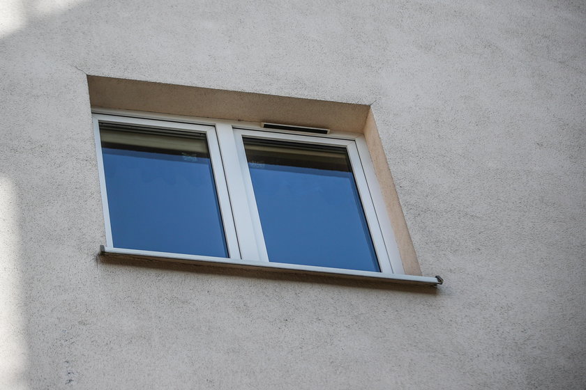 Bliźniaczki wypadły z okna bloku w Krakowie