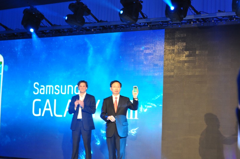 David Chung, prezes Samsung Polska prezentuje Galaxy S3