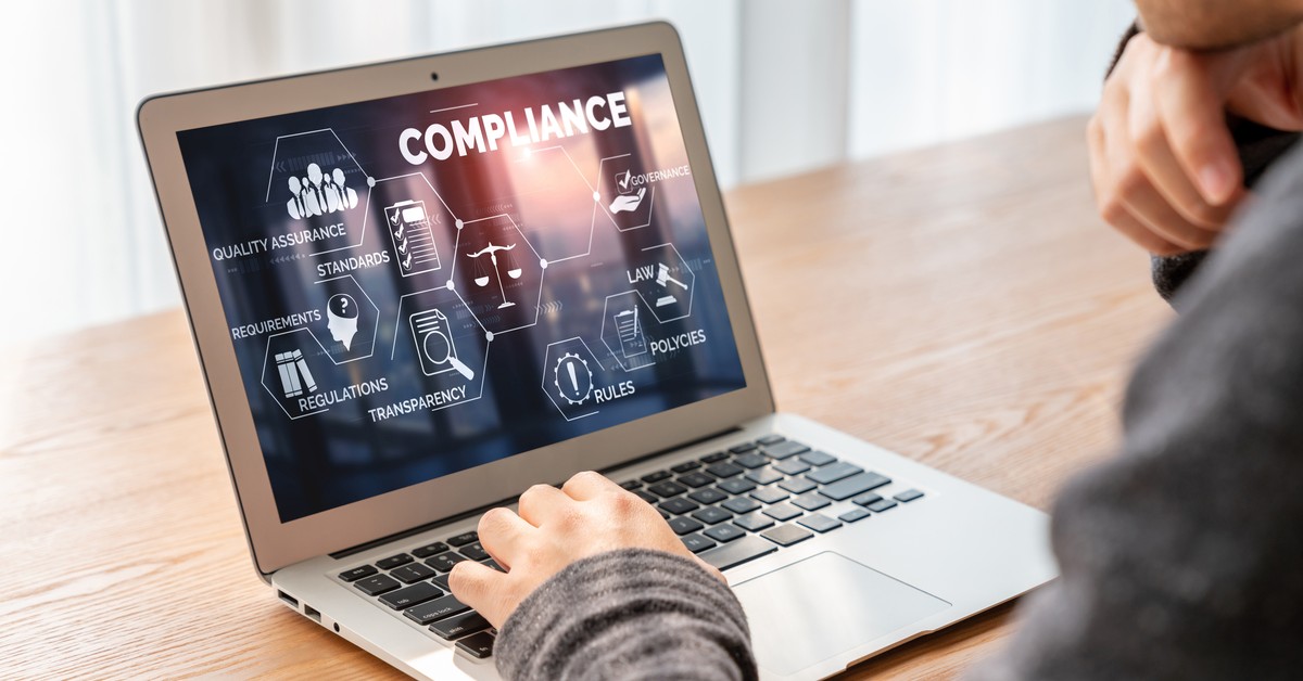 Nadmiar regulacji uderza w e-commerce. Witold Chomiczewski: koszty compliance rosną o miliony