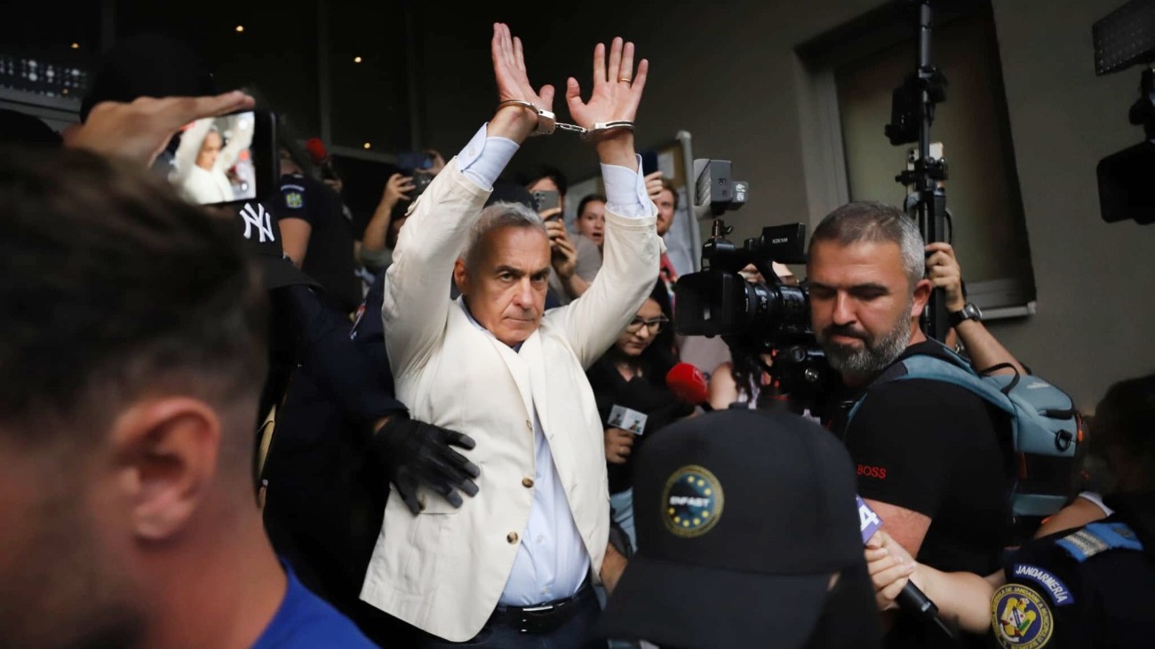 Călin Georgescu a fost reținut într-un dosar de înşelăciune cu un prejudiciu de peste un milion de euro. A ieșit cu cătușe la mâini din sediul DIICOT