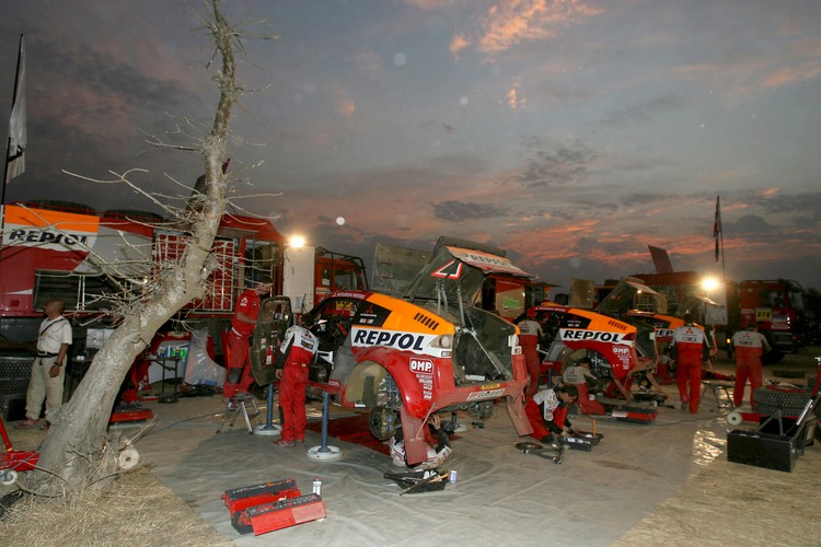 Mechanicy przez całą noc dają z siebie wszystko...