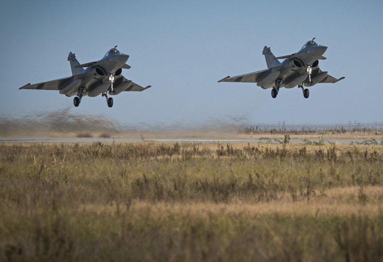Două avioane de luptă decolează într-o misiune lângă orașul Vistete, România, octombrie 2023.