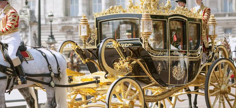 Król Karol III pojedzie dwiema karetami. Jedna z nich ma klimatyzację, a druga 263 lata