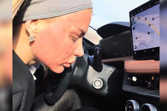 MILICI KEMEZ CELO LICE CRVENO I U OŽILJCIMA! Bivša zadrugarka šokirala, hladi glavu klimom u automobilu: Zabrinula mnoge