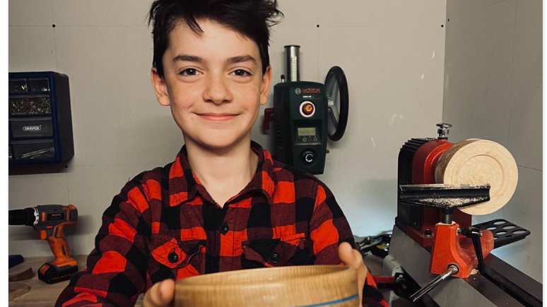 12-letni Gabriel Clarke stworzył drewnianą miskę w kolorach flagi Ukrainy