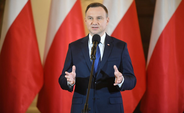 Prezydent Duda złożył we wtorek po południu kwiaty pod ambasadą Wielkiej Brytanii w Warszawie; złożył też kondolencje na ręce brytyjskiego ambasadora Jonathana Knotta i wpisał się do księgi kondolencyjnej.