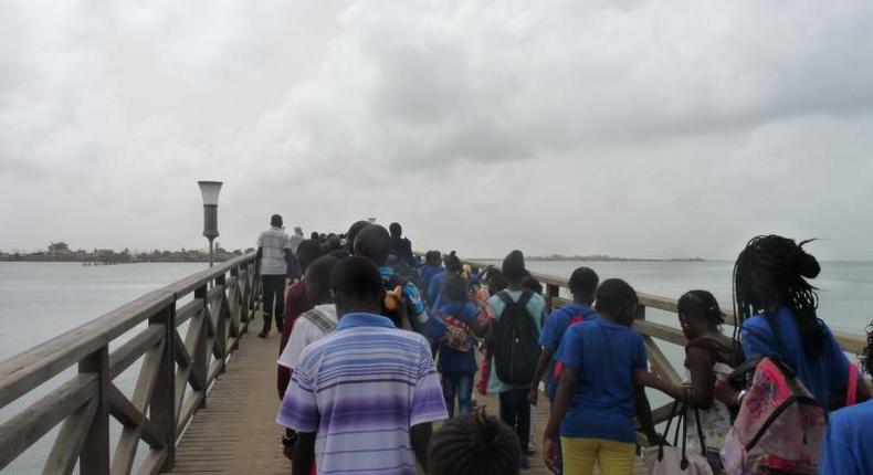 Des élèves sur le pont reliant Joal à Fadiouth