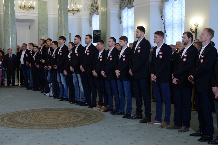 Prezydent Bronisław Komorowski odznaczył polskich piłkarzy ręcznych