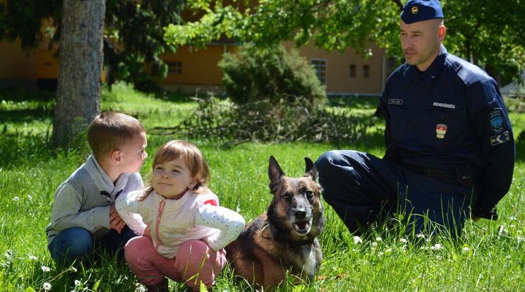 Egy ötéves kisfiú kívánságát teljesítették a Vas megyei rendőrök / Fotó: Police.hu