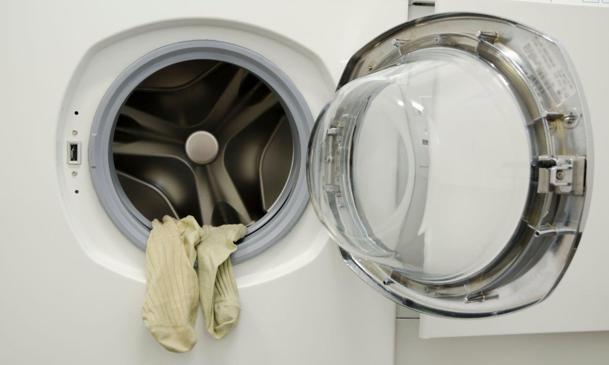 Większość osób źle pierze skarpetki. Ten drobny błąd ma poważne konsekwencje