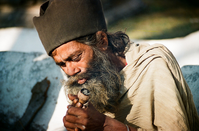 Sadhu palący haszysz - Katmandu