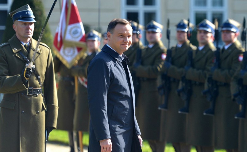 "Tak, chcemy realizować nasze narodowe cele i aspiracje, chcemy jednak czynić to we wspólnej zjednoczonej Europie. Nie chcemy unii krajów lepszych i gorszych, silniejszych i słabszych. Dlatego Grupa Wyszehradzka musi być dziś aktywnym i zdeterminowanym rzecznikiem europejskiej jedności" - oświadczył Andrzej Duda