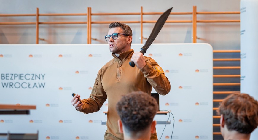 - Ćwiczymy z młodzieżą wiele scenariuszy kryzysowych. Wtargnięcie agresywnej osoby, atak nożownika, reakcję na sygnały alarmowe. Młodzież jest bardzo kreatywna, wykorzystuje swoje supermoce – podkreśla mjr Jarosław Stelmach, prezes firmy Safety Project prowadzącej szkolenia.