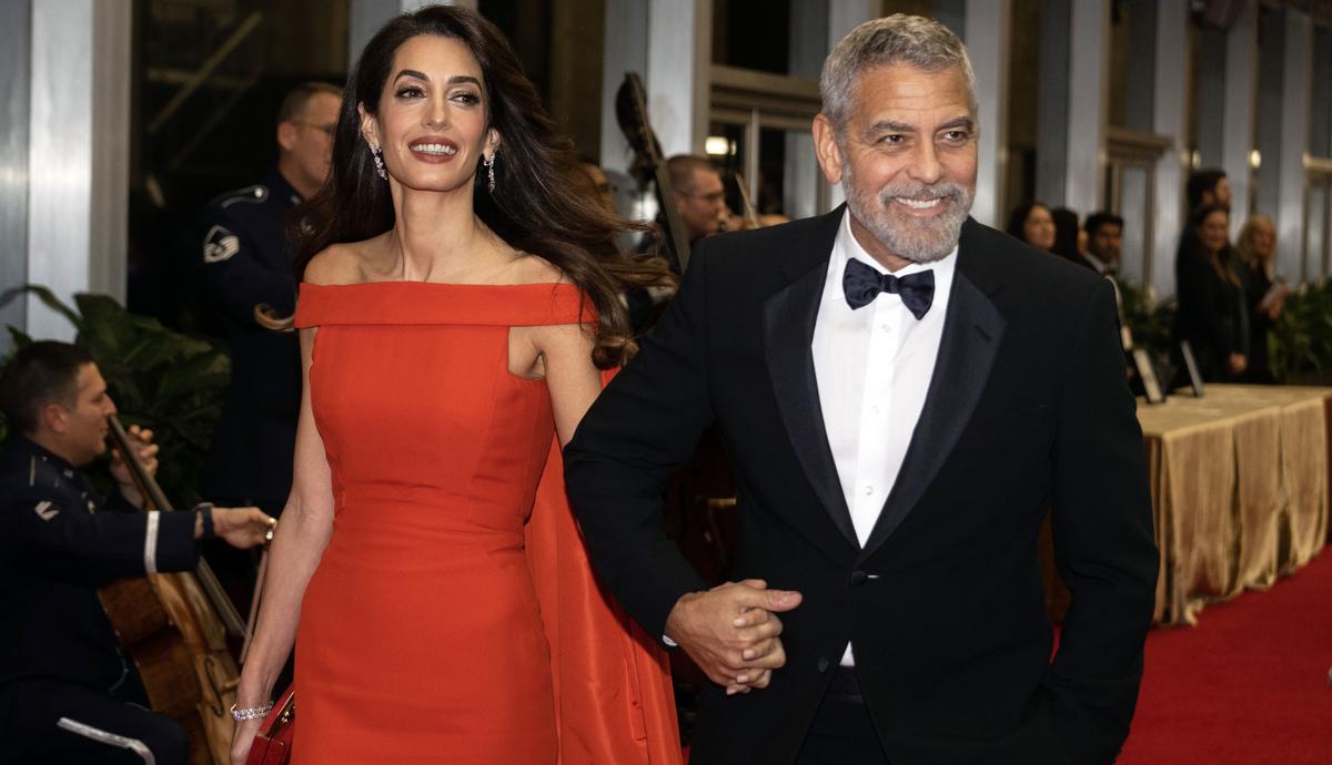 Amal Clooney istennőként ragyogott a vörös szőnyegen, míg George Clooney a ruháját igazgatta