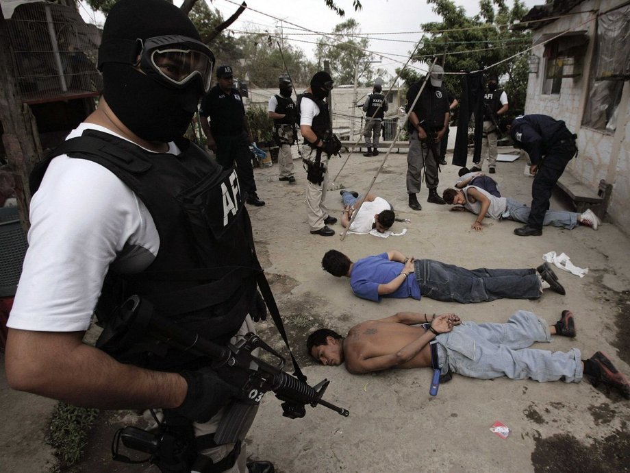 Mexican federal policemen arrest men on suspicion of possessing drugs during an anti-narcotics operation in the Alvaro Obregon district in Mexico City, May 3, 2007.