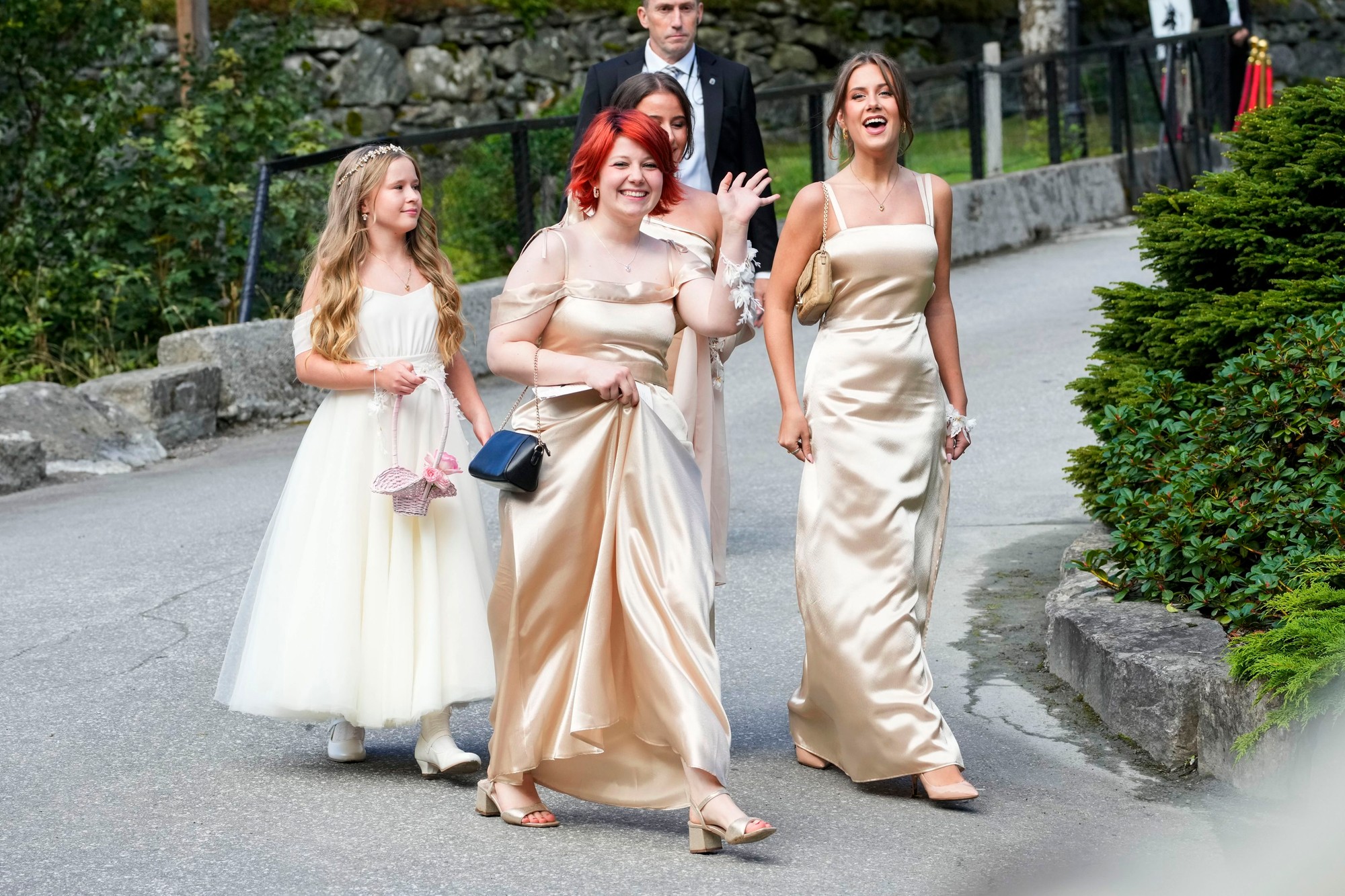 Hostia na svadba nórskej princeznej Märthy Louise a kontroverzného amerického šamana Dureka Verretta.