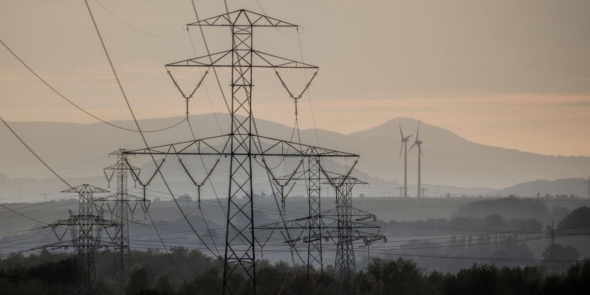 Badanie hurtowego rynku energii elektrycznej wykazało, że wzrost cen energii notowany na produkcie BASE_Y-19 na TGE może nie być wyłącznie wynikiem wzrostu cen węgla kamiennego i uprawnień do emisji CO2.