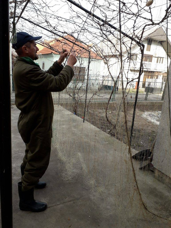 Slaviša Jakovljević popravlja ribarsku mrežu