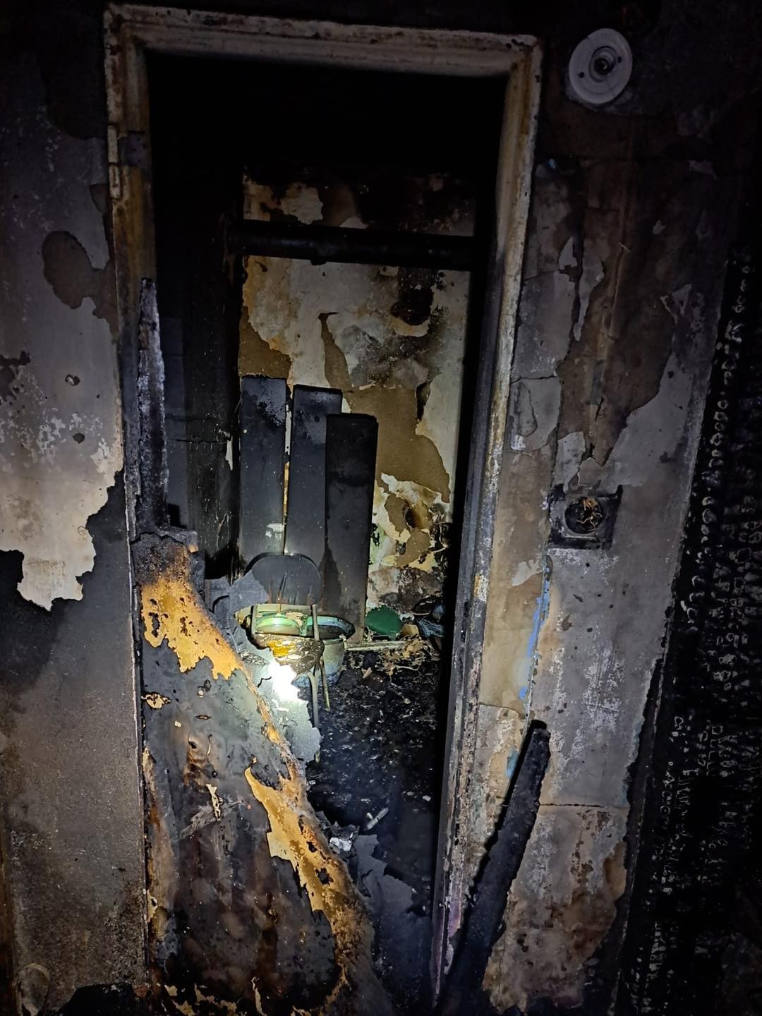 Pri nočnom požiari rodinného domu v obci Cabaj-Čápor zomrela jedna osoba.