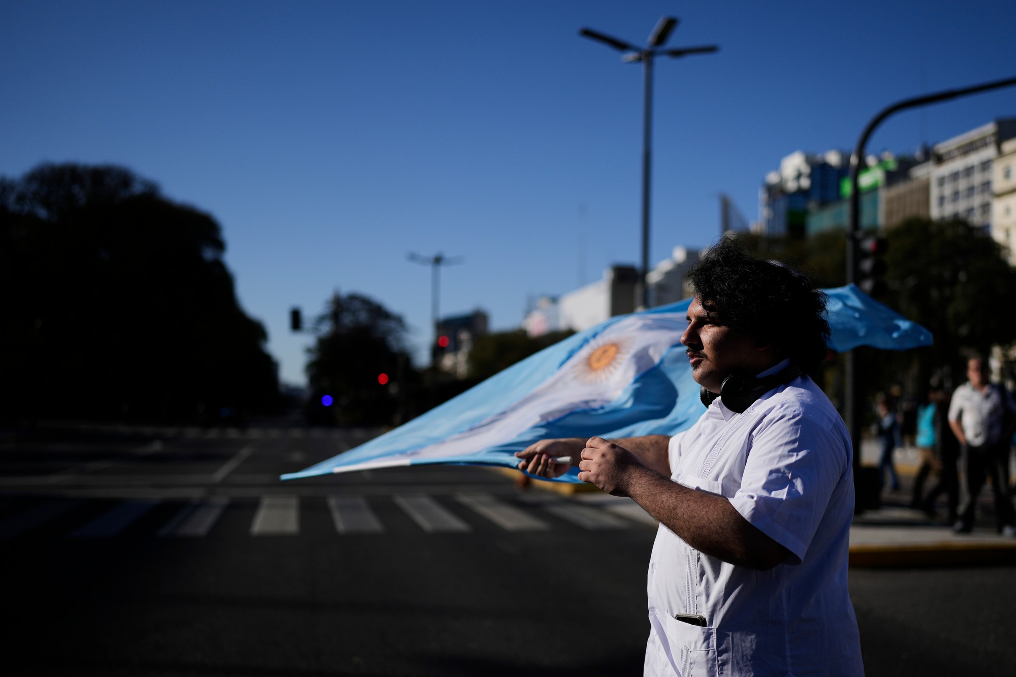 Desaťtisíce ľudí zaplnili Buenos Aires na protest proti škrtom prezidenta Javiera Mileia.