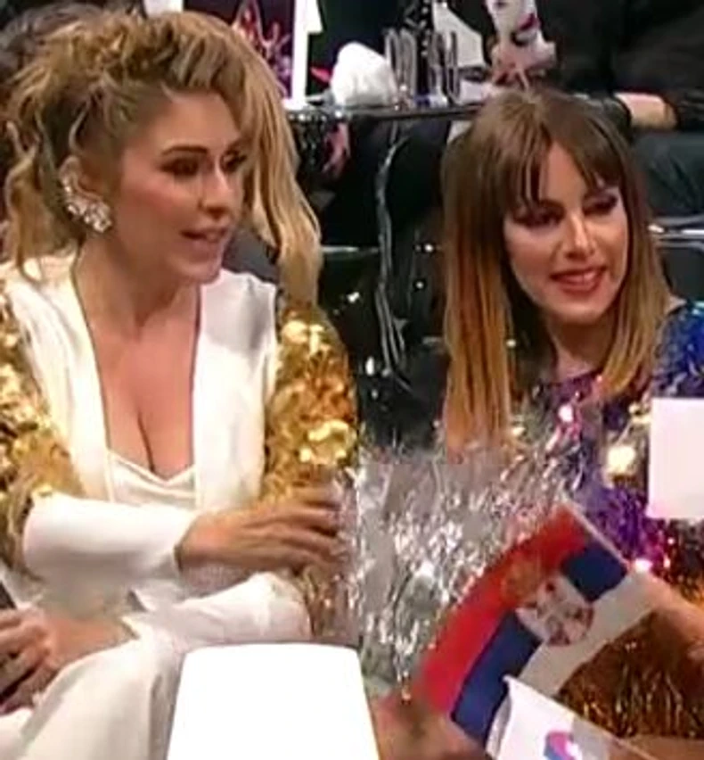 Voditeljka Kristina Radenković sa takmičarkom, koja je otkrila da je u drugom stanju