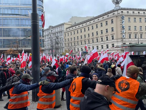 Po odśpiewaniu hymnu,  uczestnicy Marsz Niepodległości wyruszyli  z ronda Dmowskiego.