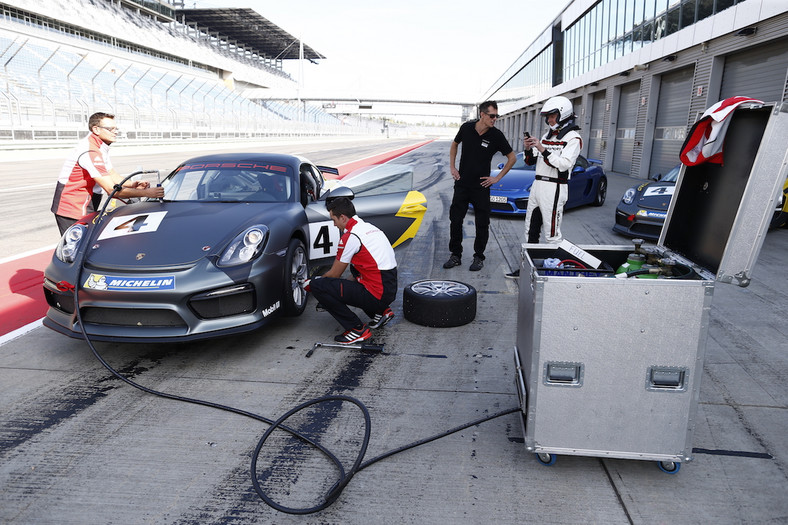 Porsche Cayman GT4 w trzech wariantach