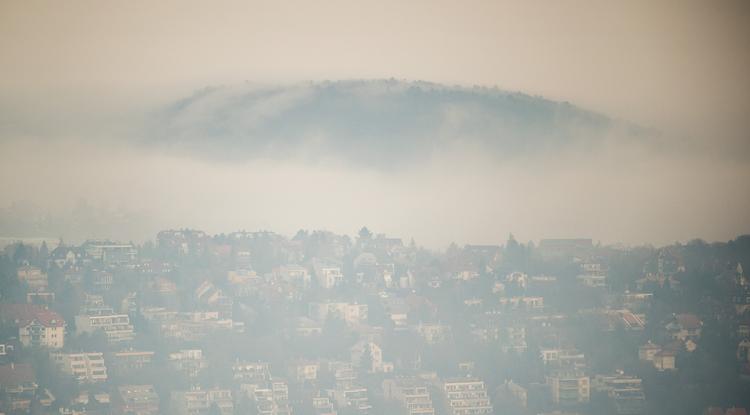 A budai Törökvész városrész látképe a Normafa felől ködös időben 2019. december 19-én