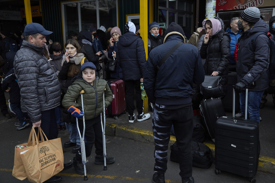 Kijów. Ludzie czekający na dworcu autobusowym