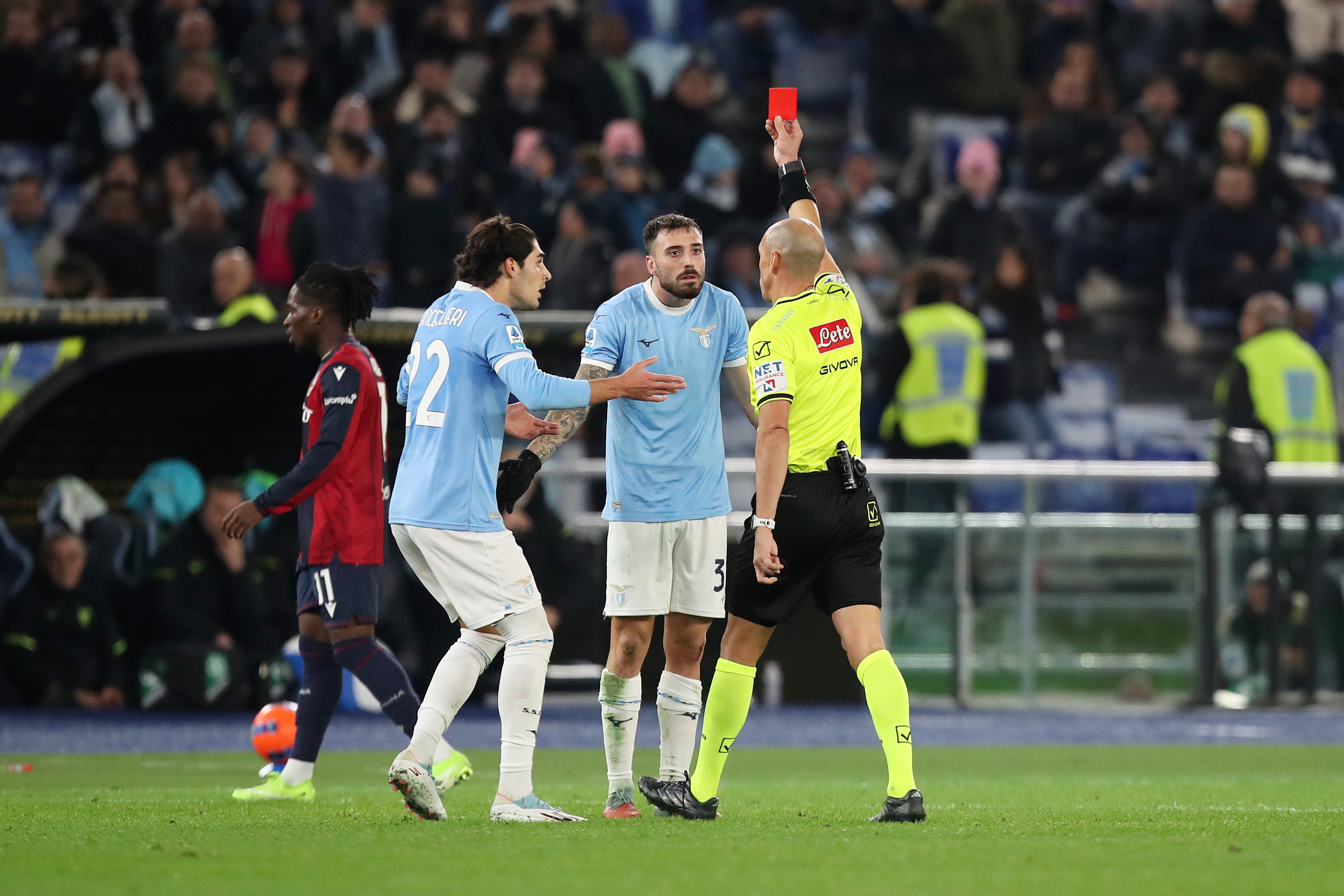 Gila espulso, Cataldi furioso: Lazio e Bologna pareggiano 1-1