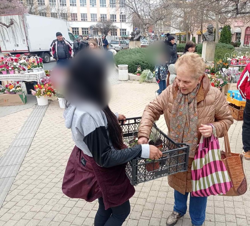 Štićenici Vaspitno-popravnog doma povodom Dana žena poklanjali saksijsko cveće koje sami uzgajaju