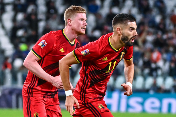 Piłkarze reprezentacji Belgii Kevin De Bruyne (L) i Yannick Carrasco (P)