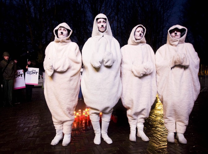 Holenderscy obrońcy praw zwierząt protestują przeciwko polowaniom przed kanadyjską ambasadą w Hadze 15 marca 2010