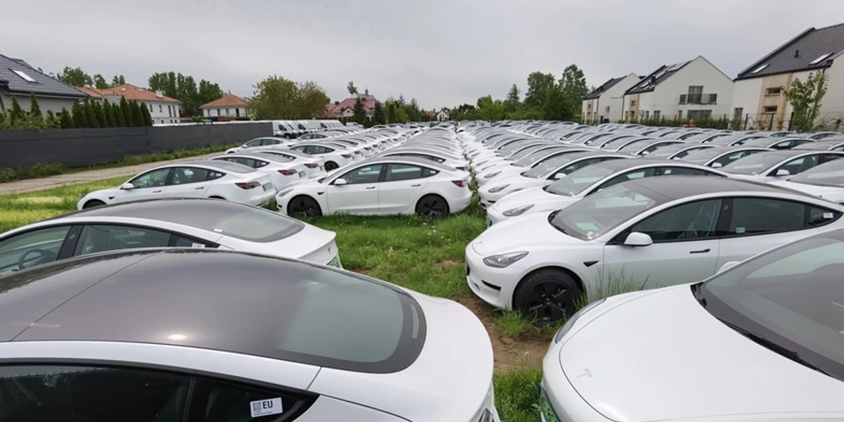 Parking tesli pośrodku domów jednorodzinnych