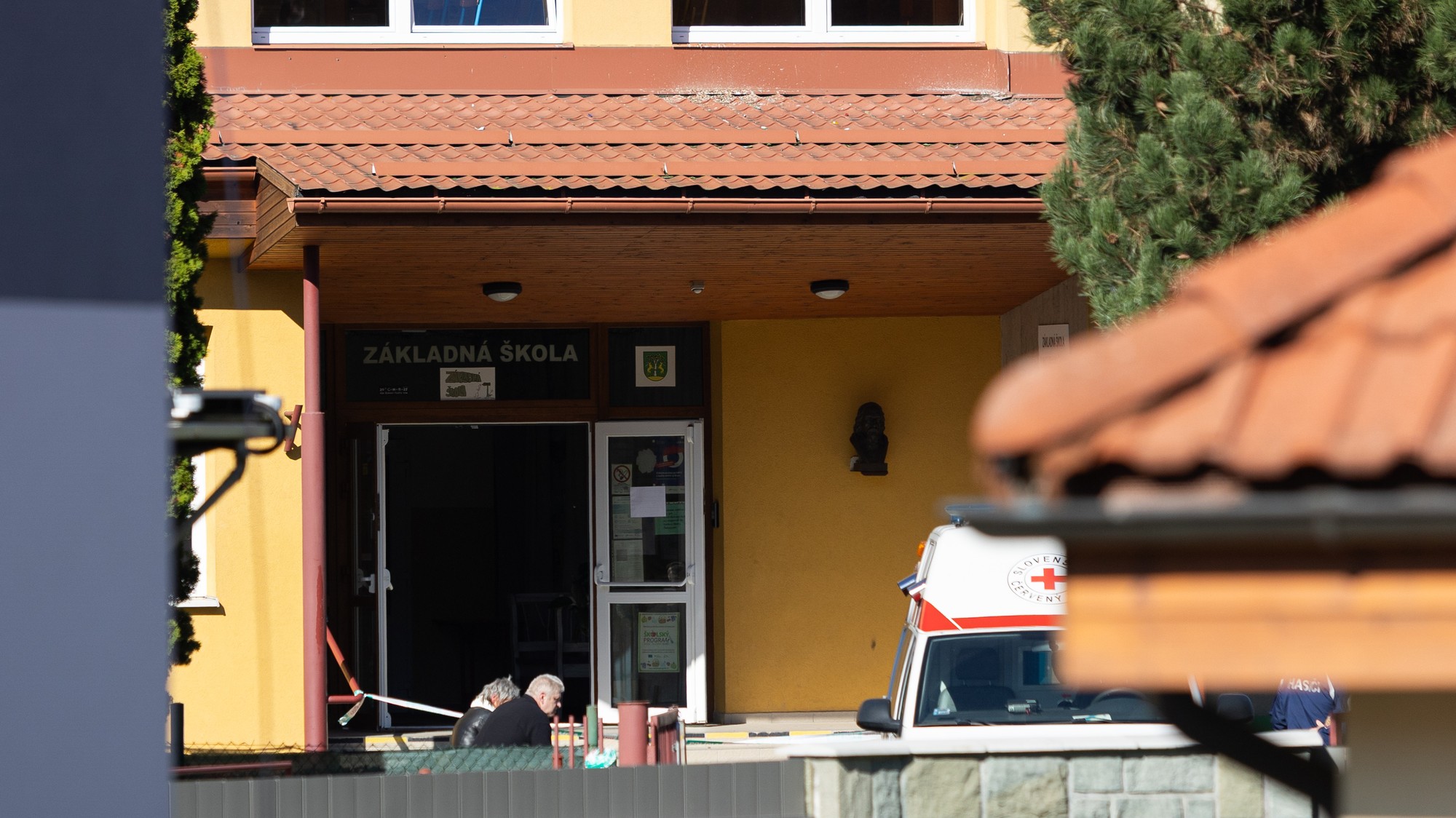 Vchod do budovy základnej škole v obci Staškov v okrese Čadca