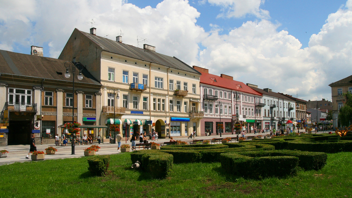 Plac Jagielloński - w czasach PRL jedno z najbardziej charakterystycznych i reprezentacyjnych miejsc w Radomiu, a w ostatnich latach - zniszczony i zaniedbany, został dziś uroczyście otwarty po trwającej kilka miesięcy przebudowie.