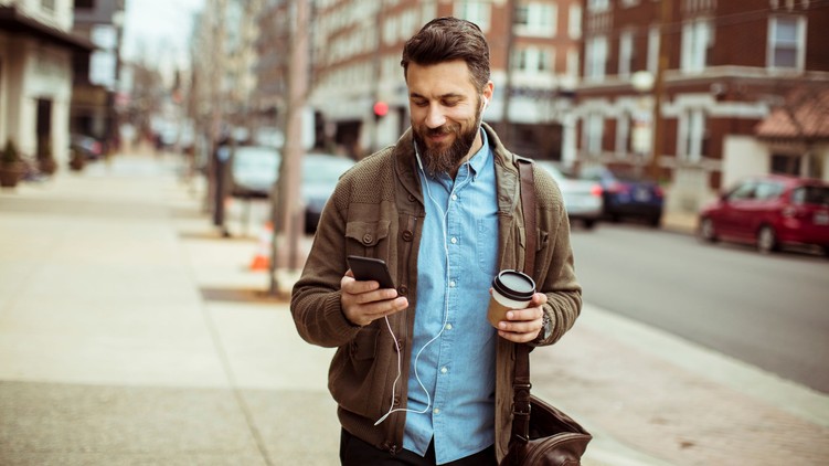 Mit jelent mobiltelefonnal a kézben mászkálni