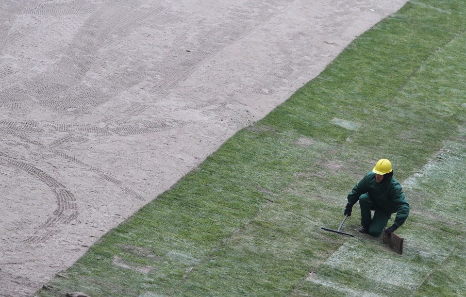 Układanie murawy na Stadionie Narodowym