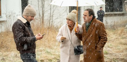 "Barwy szczęścia" odcinek 2496. Franek z Jerzym i Małgorzatą spotkają się na budowie osiedla, na którym kupili mieszkania. Czeka ich niemiła niespodzianka...