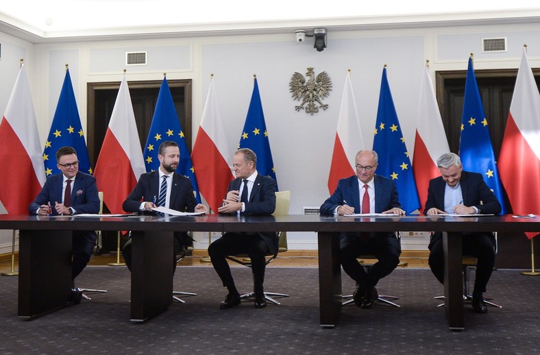 Przewodniczący Platformy Obywatelskiej Donald Tusk (C), przewodniczący Polski 2050 Szymon Hołownia (L), prezes Polskiego Stronnictwa Ludowego Władysław Kosiniak-Kamysz (2L) oraz współprzewodniczący Nowej Lewicy Włodzimierz Czarzasty (2P) i Robert Biedroń (P) podczas uroczystości parafowania umowy koalicyjnej w Senacie w Warszawie