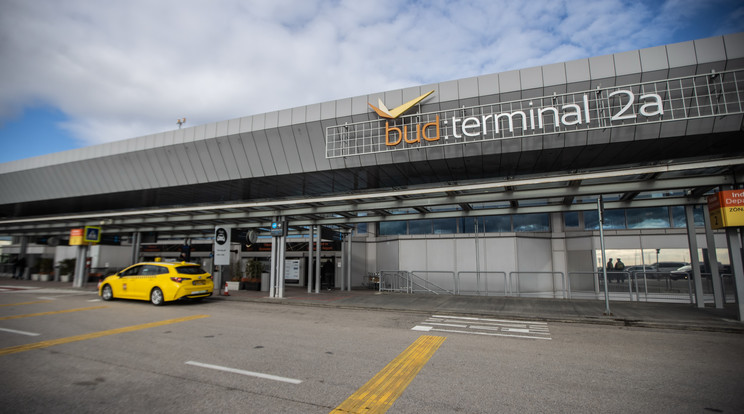 Fél órára kiürítették a Liszt Ferenc Repülőtér 2A terminálját /Fotó :Zsolnai Péter