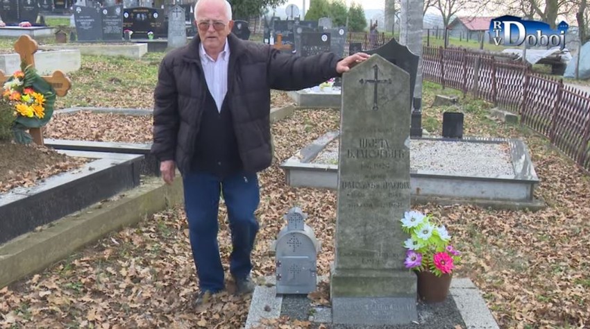 Dragoljub pored spomenika pokojnoj majci